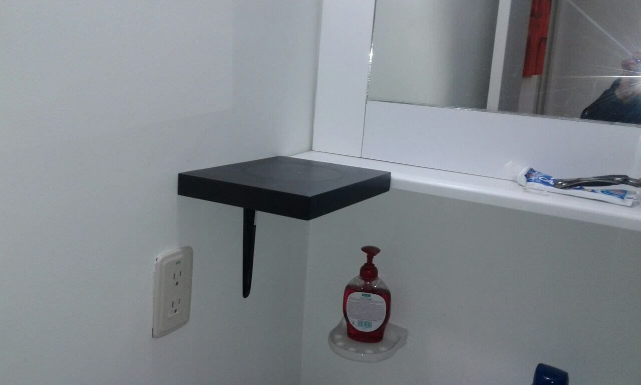 Repisa flotante en baño